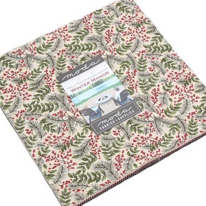Op de afbeelding: Moda Fabrics Winter Manor stoffencollectie met een crèmekleurige achtergrond en een herhalend patroon van groene bladeren en rode bessen.