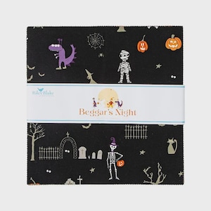 Könnte beinhalten: Ein Stapel schwarzer Stoffquadrate mit Halloween-Illustrationen. Der Stoff zeigt Bilder eines lila Drachen, einer Mumie, Kürbissen, einem Skelett und einem Friedhof. Der Text "Beggar's Night" ist auf einem weißen Band aufgedruckt. Das Riley Blake-Logo ist ebenfalls sichtbar.
