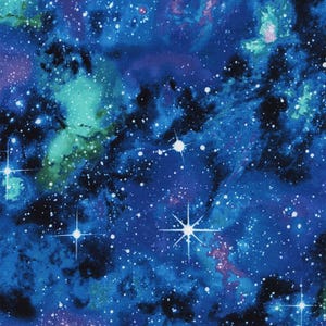 Könnte beinhalten: Ein blauer und grüner Aquarell-Galaxie-Druckstoff mit weißen Sternen. Der Stoff hat einen dunkelblauen Hintergrund mit hellblauen und grünen Wolken und weißen Sternen in verschiedenen Größen.
