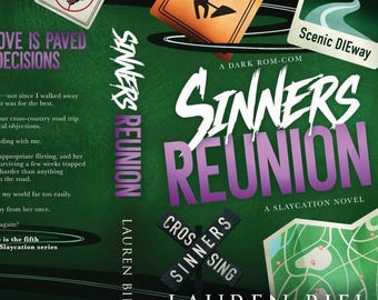 Puede incluir: Una portada de libro titulada Sinners Reunion de Lauren Biel, con un fondo verde oscuro y gráficos de carretera que incluyen una señal de stop, una señal de obras, un mapa y texto sobre un viaje por carretera.