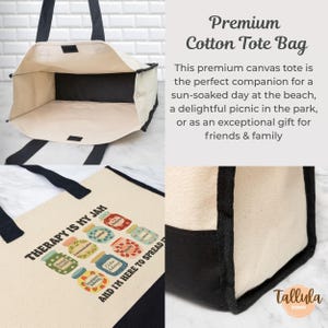 Puede incluir: Bolso tote de algod&oacute;n color crema con detalles y asas negras. El bolso presenta el texto "THERAPY IS MY JAM" e ilustraciones de botes de mermelada. Dise&ntilde;ado para transportar art&iacute;culos.