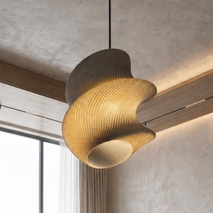 Puede incluir: Una lámpara colgante beige tejida, con un diseño arremolinado único. La luz se suspende de un cable negro e ilumina el interior con un brillo cálido. Un elemento decorativo moderno.