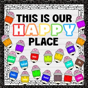 以下が含まれることがあります： 「THIS IS OUR HAPPY PLACE」とカラフルな文字で書かれた木製の看板。各名前が書かれた漫画の鉛筆で飾られています。背景は明るい木目です。