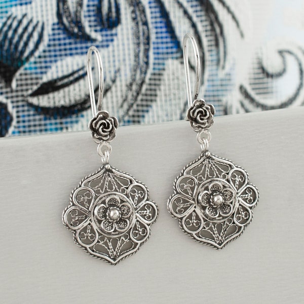 Boucles d'oreilles pendantes en filigrane d'argent faites à la main avec une fleur de marguerite, boucles d'oreilles pendantes florales en argent sterling 925 pour femmes, boucles d'oreilles vintage délicates ornées