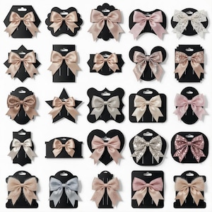 Puede incluir: Una colección de lazos decorativos en tonos rosa, beige y plateado, exhibidos sobre cartulinas negras. Los lazos presentan diferentes texturas, incluyendo satén, lentejuelas y encaje, y están dispuestos en un patrón de cuadrícula.