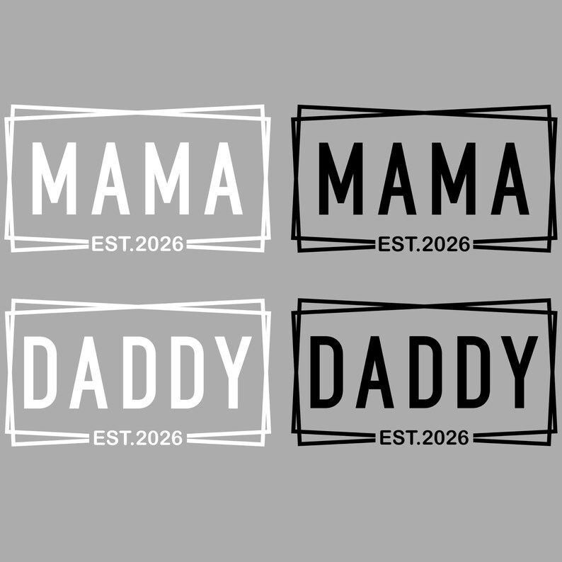 K&ouml;nnte beinhalten: Vier rechteckige Designs auf grauem Hintergrund. Zwei Designs zeigen das Wort "MAMA" und zwei "DADDY", alle mit "EST.2026" darunter. Der Text ist in Wei&szlig; und Schwarz, jeweils in einem rechteckigen Rahmen.