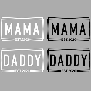 K&ouml;nnte beinhalten: Vier rechteckige Designs auf grauem Hintergrund. Zwei Designs zeigen das Wort "MAMA" und zwei "DADDY", alle mit "EST.2026" darunter. Der Text ist in Wei&szlig; und Schwarz, jeweils in einem rechteckigen Rahmen.