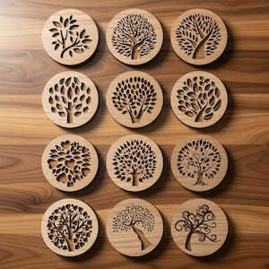Puede incluir: Un conjunto de doce posavasos redondos de madera, cada uno con un diseño de árbol único recortado. Los posavasos están dispuestos sobre una superficie de madera, mostrando diferentes siluetas de árboles.