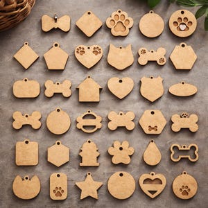 Può includere: Una collezione di targhette per animali domestici in legno non rifinito, in varie forme, tra cui ossa, impronte di zampe, cuori e cerchi. Ogni targhetta ha un piccolo foro per il fissaggio al collare. Le targhette sono in legno marrone chiaro.