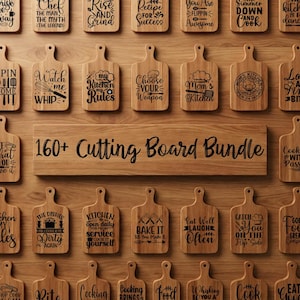 Op de afbeelding: Een verzameling houten snijplanken met diverse keukenthema-citaten en ontwerpen. De planken zijn gerangschikt op een houten oppervlak, met de tekst "160+ Cutting Board Bundle" prominent weergegeven.