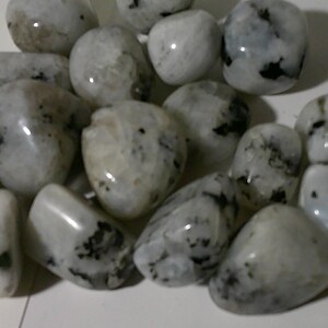 Regenboogmaansteen getrommeld, 0,75-1 inch. Geweldige flitsen. Uitstekende kwaliteit. Energiesteen, zaksteen