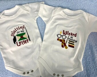 Twee gepersonaliseerde Harry Potter babyvestbundels met korte mouwen