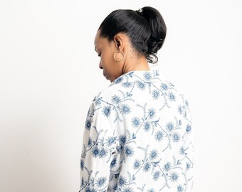 Blusa túnica con bordado floral: puños abotonados y cierre con cordón