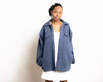 Chaqueta estilo boyfriend de polar grueso: estilo holgado, mangas y canesú trasero forrados, botones en puños y parte delantera.