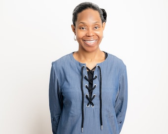 Blusa túnica sin cuello: Top informal con cierre de cordón