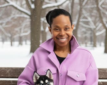 Chaqueta utilitaria de 4 bolsillos color lavanda: tejido polar, botones en la parte delantera y en los puños, mangas y canesú trasero forrados.