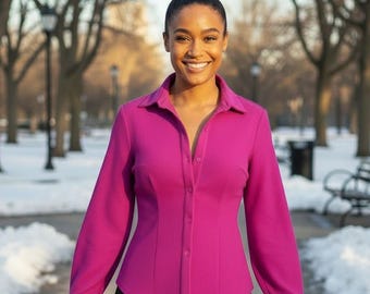 Camisa ajustada fucsia "Flirty": pinzas en el busto, la parte delantera y la trasera, botones en la parte delantera y los puños, tejido elástico.