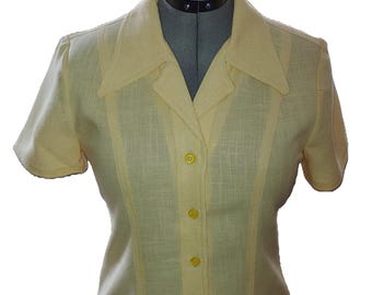 Camisa vintage amarilla de manga corta, ajustada y abotonada, con efecto coqueto