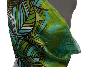 Bufanda verde "Vida" en 3 tamaños: Cuadrada grande (96 x 96 cm), Cuadrada estándar (89 x 89 cm), Oblonga (58 x 127 cm)