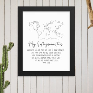 Puede incluir: Una impresión de arte de pared imprimible en blanco y negro con un mapa del mundo y un versículo bíblico del Salmo 67:3-5. El texto dice: "Que Dios nos sea propicio y nos bendiga, que haga resplandecer su rostro sobre nosotros. Que tu camino sea conocido en la tierra, tu poder salvador entre todas las naciones. Que todos los pueblos te alaben, oh Dios; que todos los pueblos te alaben! -Salmo 67:3-5"
