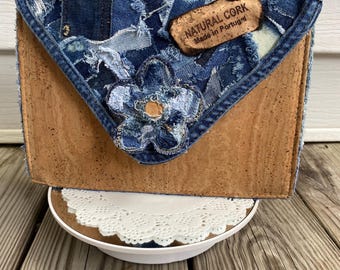 Bolso de mano tipo sobre/bandolera/clutch de corcho vegano y patchwork de tela vaquera