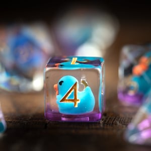 Dados de pato / Colas de plumas azules / Dados de pato DnD / Dados azules DnD / Dados de patito de goma DnD / Bandeja de dados / Regalos DnD / Dados de pato azules