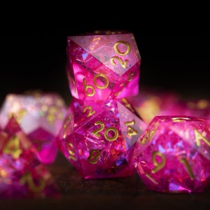 Pink Maiden - Juego de dados de resina DND rosa / Juego de dados de borde afilado rosa para regalos / Juego de dados de mazmorras y dragones / Juego de dados poliédricos / Dados rosas