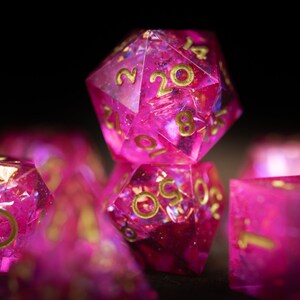 Würfel-Set Aus Kunstharz – 7-teilig, Pink/klar/schwarz, Inkl. Extra D20, Mit Aufbewahrungsröhre