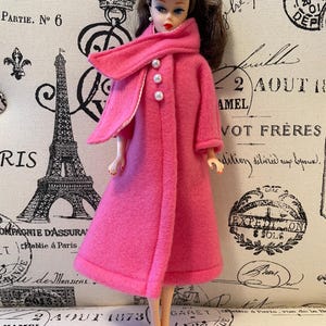 Manteau de poupée rose en polaire de 30 cm avec écharpe attachée - Style vintage