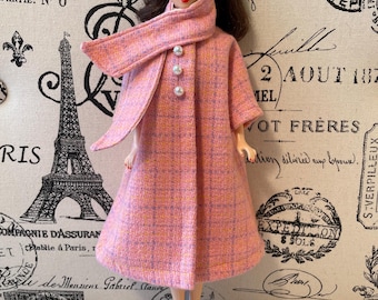 Abrigo rosa a cuadros para muñeca de 29 cm con bufanda incorporada - Estilo vintage