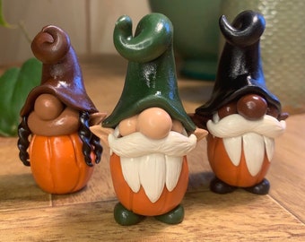 Handgemaakte pompoenkabouter van polymeerklei, herfstdecor