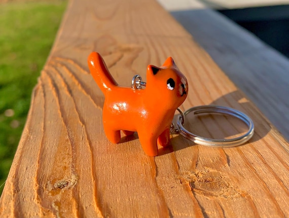 手作りの粘土製猫キーホルダー、名入れ可能な猫のチャーム - Etsy 日本