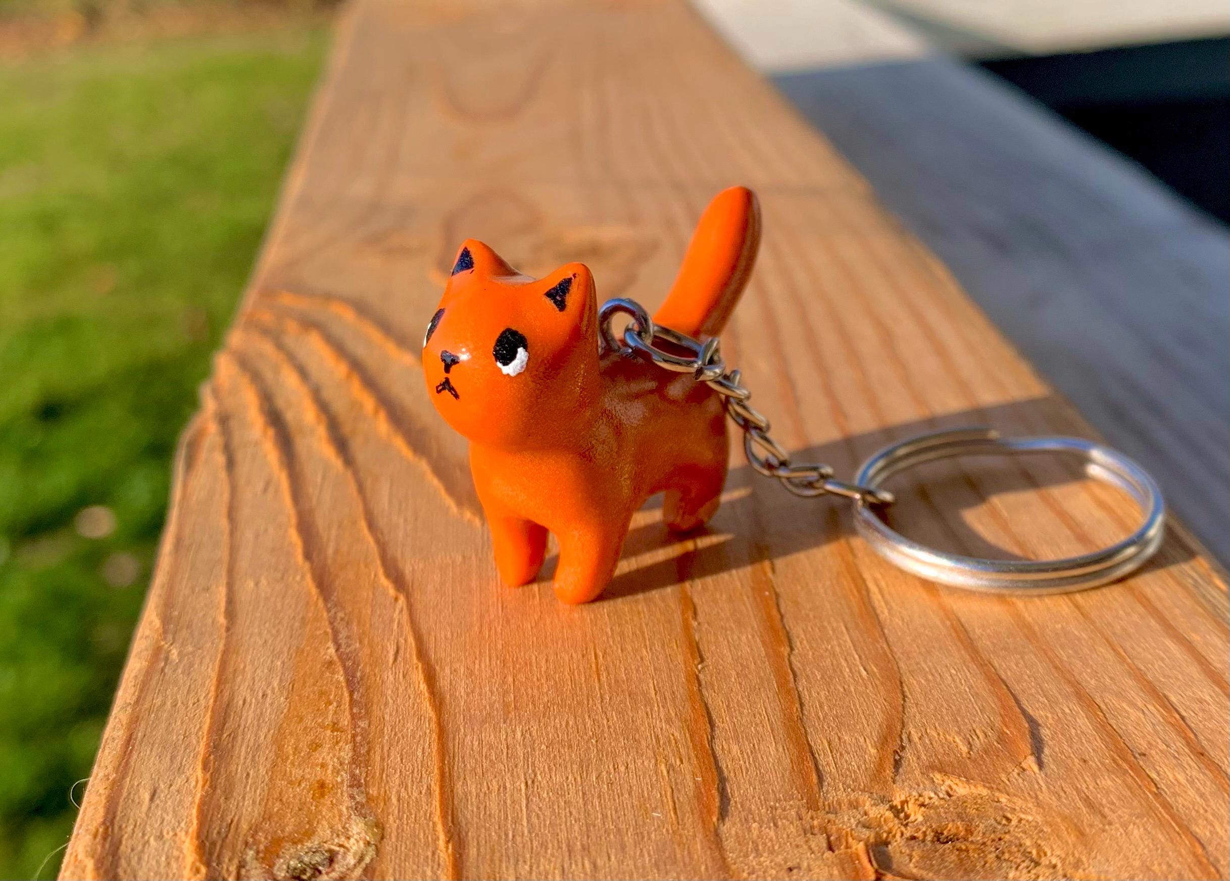 手作りの粘土製猫キーホルダー、名入れ可能な猫のチャーム - Etsy 日本