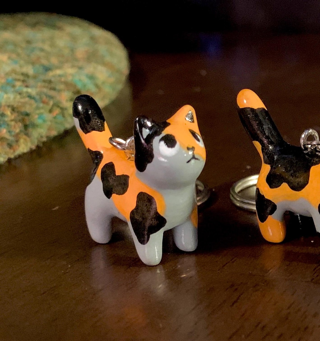 手作りの粘土製猫キーホルダー、名入れ可能な猫のチャーム - Etsy 日本