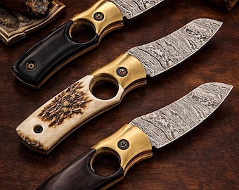 Cuchillo cortador de puros de acero de Damasco con mango de asta de ciervo y latón, funda de cuero