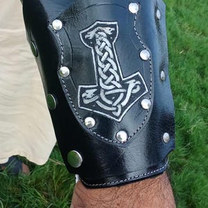 Funda de cuero grabada hecha a mano para puños de muñeca Guntlent: cuchillo de acero inoxidable de Damasco con mango de hueso, correa de cuero personalizada (negro/blanco)