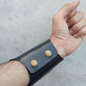 Personnalisez la gaine de poignet en cuir avec un couteau caché - Idéal pour les activités de plein air en camping, bracelet en cuir fait main pour homme, cadeaux d'anniversaire