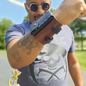 Pulsera de cuero personalizada con billetera para muñeca, tarjetero para hombres y mujeres, grabado hecho a mano, funda de cuero con puño genuino