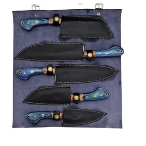 Op de afbeelding: Set van vijf messen met blauwe en bruine handvatten met leren schedes in een blauwe canvasrol.