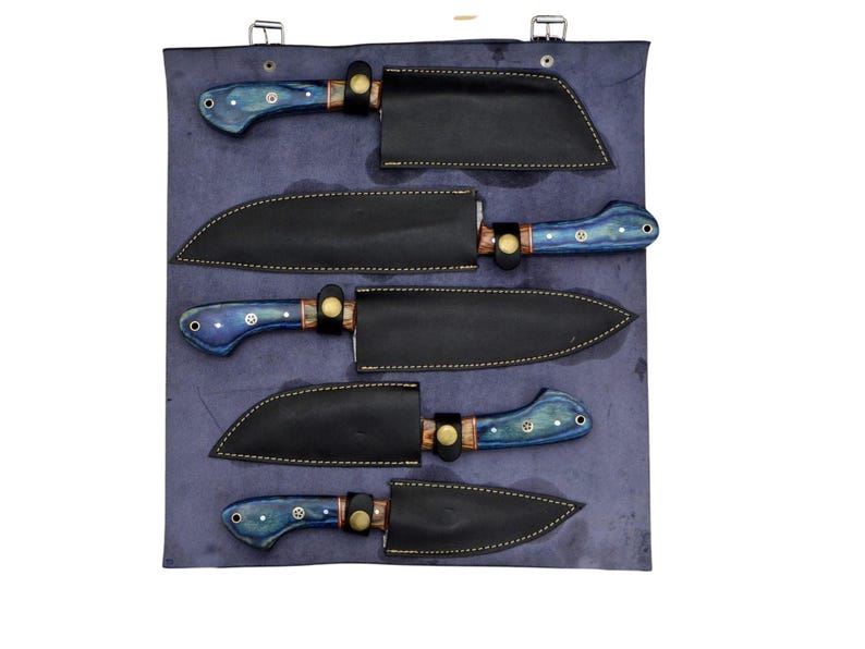 Op de afbeelding: Set van vijf messen met blauwe en bruine handvatten met leren schedes in een blauwe canvasrol.