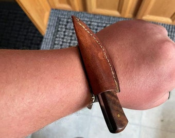 2 cuchillos de muñeca hechos a mano con correa de cuero. Pulsera con cuchillo. Funda de muñeca. Hermoso regalo de aniversario, regalo para él.