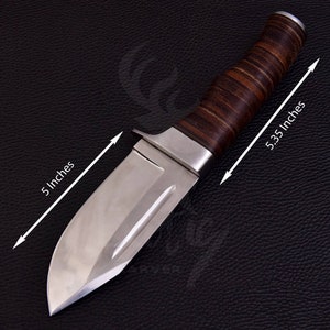 Puede incluir: Un cuchillo de caza plateado con mango de cuero marr&oacute;n. La hoja mide 5 pulgadas de largo y la longitud total es de 5,35 pulgadas.