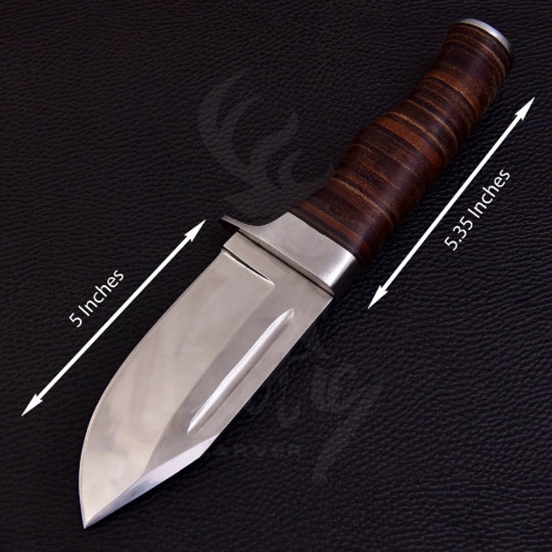 Puede incluir: Un cuchillo de caza plateado con mango de cuero marr&oacute;n. La hoja mide 5 pulgadas de largo y la longitud total es de 5,35 pulgadas.