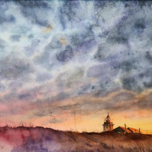 Könnte beinhalten: Ein Aquarellgemälde, das eine Landschaft bei Sonnenuntergang zeigt, mit einem dunklen, bewölkten Himmel, der von tiefem Blau und Violett zu einem warmen orangefarbenen Horizont übergeht. Die Silhouette eines kleinen Gebäudes mit Turm.