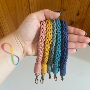 Llaveros de pulsera tejidos a crochet hechos a mano