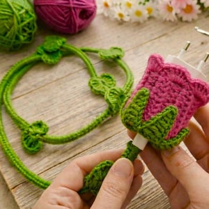 Patrón PDF para funda de cargador con forma de tulipán a crochet – Protector de cargador con forma de flor – Patrón de crochet para funda de cable – 4 idiomas