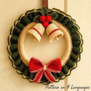 Peut inclure: Une couronne de Noël au crochet faite à la main avec un bord festonné vert et crème. La couronne présente des cloches couleur crème avec des rayures rouges, un nœud rouge et des accents de baies rouges. Le texte "Pattern in 4 Languages" est en bas.