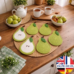Può includere: Un set di tre tazze in ceramica con finitura opaca e macchiettata. Le tazze sono nei toni del crema, grigio chiaro e grigio scuro. Ogni tazza ha un design semplice e minimalista.