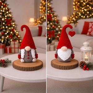 Peut inclure: Deux gnomes au crochet avec des chapeaux rouges et des corps gris, chacun avec une barbe blanche, sont pos&eacute;s sur des tranches de bois. L'un a des cheveux tress&eacute;s, l'autre tient un c&oelig;ur rouge. D&eacute;corations de No&euml;l en arri&egrave;re-plan.