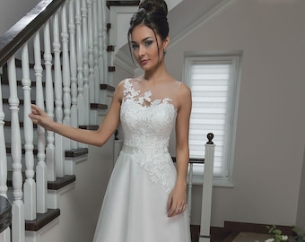 A-line Sleeveless  Wedding Dress Lace Top Romantic Lace Appliques Buttons Back Corset Dress Elegant Wedding Dress Classic Bridal Gown